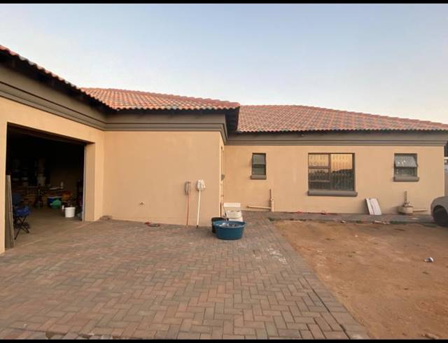 4 BEDROOM HOUSE FOR SALE IN AERORAND